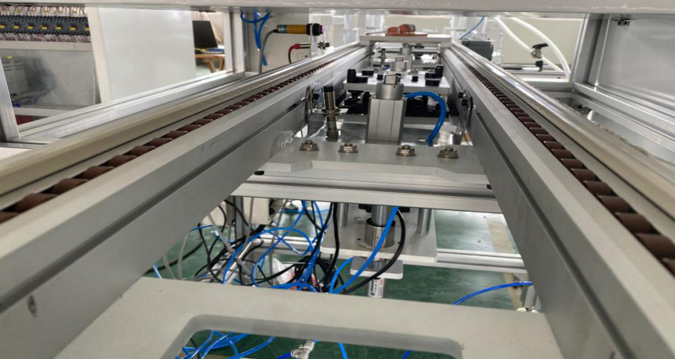 BG大游中国官方网站陶瓷橡胶复合衬板硫化喷胶线